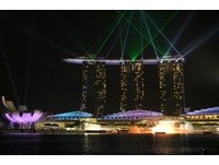 彩色光束将夜空切成好几块　不可错过的金沙酒店灯光秀
