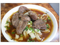 台北市少有价格只要百元的牛肉面　牛肉还有六大块！