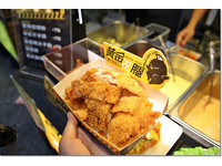 看招！赏你一个“黄金左腿”　逢甲创意香酥炸鸡小贩