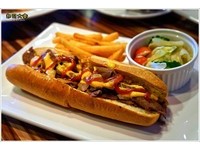 来自费城的美味牛排堡　牛肉鲜甜、面包非常扎实有嚼劲