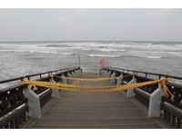 快讯／黄蜂台风掀巨浪　“福隆沙滩”外滩快不见了