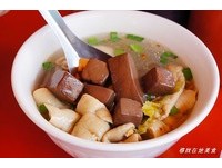 高雄道地澎湃铜板美食　加了大肠的猪血汤一碗卖40元