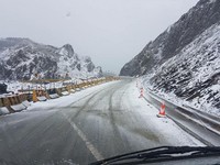 路面积雪1公分！合欢山下雪了　铺天盖地银白世界超梦幻