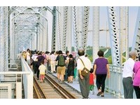 高屏溪旧铁桥变身空中步道　高屏溪湿地生熊一览无遗