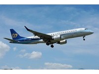 地勤车撞到飞机　华信航空班机延迟三小时