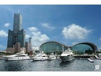 新光码头推定期航班　深入高雄港与军舰、邮轮不期而遇