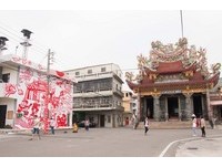 红色传统图腾染满整区　云林“剪纸彩绘村”背后的故事