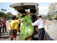 超可爱！“台湾达”现身台北街头　搭小黄赶摊