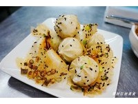 高雄夜市小吃  迷你汤包爆浆整汤匙