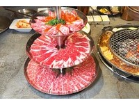 台中时尚韩国夜店风烧肉店　大分量肉盘配鸡汤！