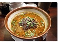 沿街都是高级料亭的先斗町　藏着价格平实美味的担担面