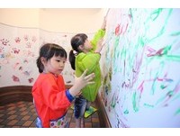 花莲几米饭店打造亲子彩绘墙　随你爱怎么画就怎么画