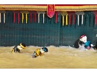 到越南必看的“水上木偶戏”　操偶师半身浸泡黄水中
