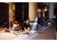 漏夜排队只为抢10元烧肉套餐　吵架秩序乱、警察关切