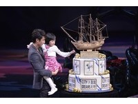 参加澳门《水舞间》4周年庆　吴尊带女儿首度露面