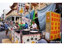 没有固定店面的高雄小上海香酥鸡　总是有人排队来购买
