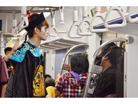 “火车上有鬼出没！”日本正妹观光客看傻眼