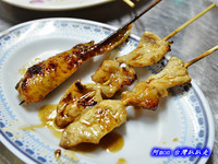 炭火烧烤猪肉一串才15元！蜜汁、椒盐两种口味各有千秋