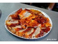 27只烤鸭一出炉立马被秒杀　没电话预约可能买不到！
