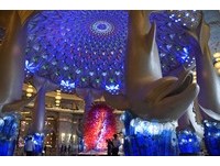 住进奢华海底宫殿！海豚梁柱大厅超梦幻　近距离看海豚悠游
