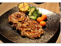 中原夜市排队美食　美式炭烤牛排200元吃得到