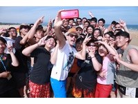 不只战地风情！金门一年一度海滩花蛤季　热情上演　