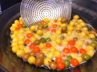 传统小吃再爆红！有口味的“彩虹地瓜球”成夜市人气王