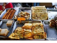 洋葱清爽中和油条的油腻　蛋饼夹油条咬一口会爱上