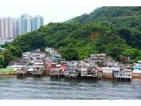 他扶著老妈妈在船上跳舞...游轮才看得到的感人风景