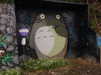 基隆中正公园“龙猫公车亭”　豆豆龙撑伞陪你等公车