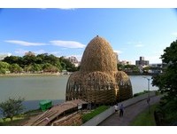 内湖大型公共艺术“碧湖织屋”4000竹子交缠心灵城堡