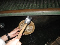 洗钱不犯法还百倍奉还！日本求财神社前鸟居是金色的