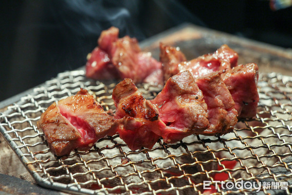 ▲攻年轻市场 乐轩打造都会时尚和牛烧肉酒吧 12/8试营运。(图/记者黄士原摄)