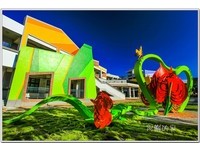 一栋色彩鲜艳建筑　让人傻傻分不清是民宿还是学校