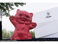 黄色小鸭后　霍夫曼打造10米高竹编“粉红猫”上海亮相