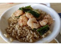 在地人午餐！台南吸满汤汁的“虾仁饭”　配上鸭蛋、香肠