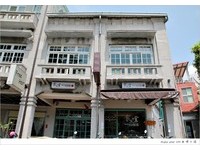 显眼老建筑、柔绿色木门　大小女孩都喜欢的食堂