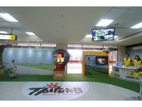 台东航空站旅客中心启用　与金城武在树下饮茶对话
