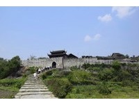 走进明清小说里的青岩古城　斑驳的石墙见证历史痕迹