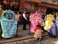 平溪小旅行征文／韩国人也爱放天灯 友情灯火冉冉升起