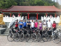 就爱逮丸！九位外国骑士专程来台骑单车、住“寺庙”