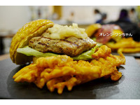 酥皮菠罗面包跟汉堡搀在一起有没有搞头！？