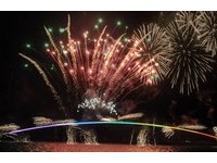 快讯／金光束停滞天空美翻！澎湖花火节惊艳4万旅客