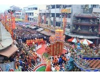 大甲妈祖绕境起驾逾10万民抢抬轿　20米妈祖公仔超吸睛