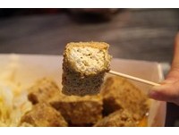凯旋夜市隐藏版美食　泡在绿色汁液里的酵素臭豆腐