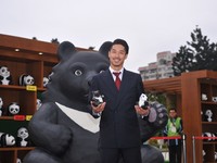放浪兄弟AKIRA参观纸猫熊　感谢台湾对日本援助之情