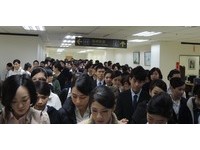 快讯／千名招募者挤爆松山机场　只为一圆空姐梦