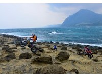 深澳岬角被当特技练习场　蕈状岩惨遭摩托车蹂躏