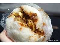 比手掌还大！高雄左营人气大饭团料多到连饭都包不住