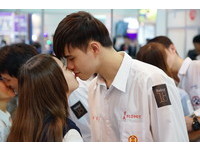 亲！9对高中生街上拥吻示爱　白色情人节活动超火辣